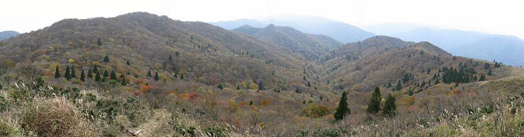 武奈ヶ岳付近からコヤマノ岳、御殿山方面を望む。