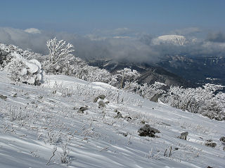 遠くには雪を抱いた霊仙山が見える。