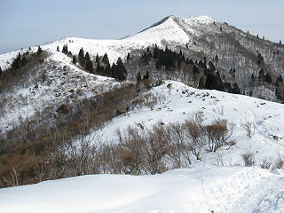 稜線から武奈ヶ岳を望む。