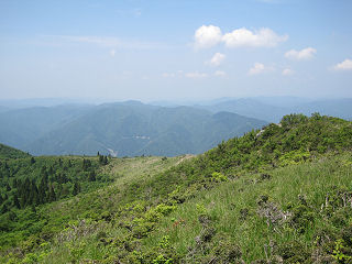 手前は西南稜、遠くに鎌倉山を望む。