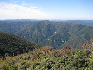 西南稜より鎌倉山方面を望む。