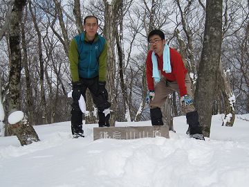 鎌倉山にて、積雪は標識が埋まる程度