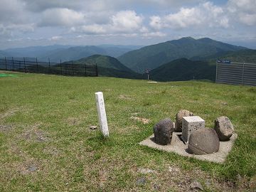 蓬莱山にて、背景には武奈ヶ岳