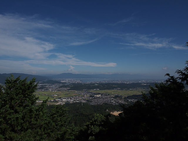 笹間ヶ岳八畳岩より瀬田・大津方面を望む。