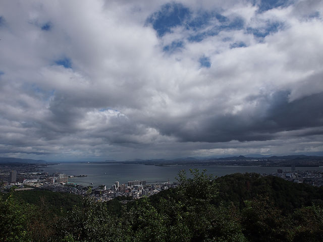 逢坂山より大津市街と琵琶湖を望む。