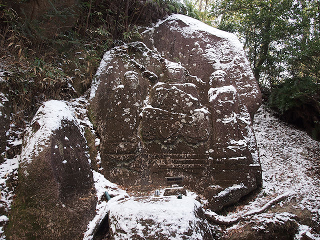 雪化粧した狛坂磨崖仏。