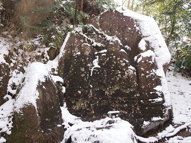 雪化粧の狛坂磨崖仏。