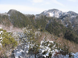 三国岳南側稜線から見る、那須ヶ原山。