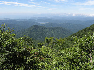 東峰への尾根より琵琶湖を望む。