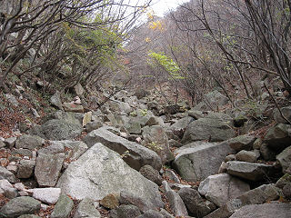 白谷コース上部はガレ石が多い急登。