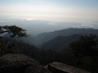 岩の上から神戸市街を望む。