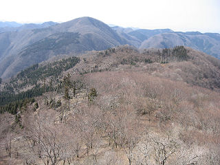 笹峠からの急登より眺める。