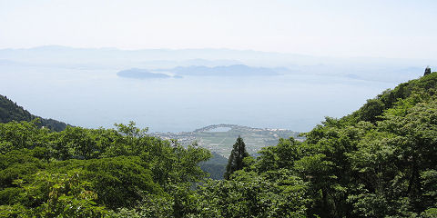北比良峠から沖島方面の眺め。