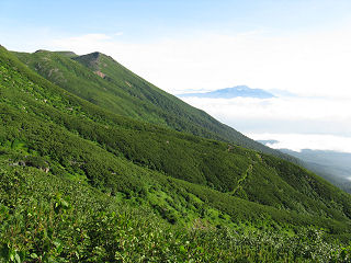 継子岳方面を望む、雲海の先には乗鞍岳が見える。