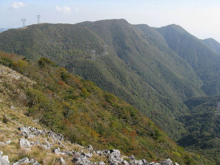 東のボタンブチから藤原岳を望む。