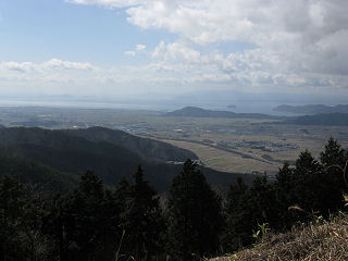 下山時に高月市街と琵琶湖を望む。
