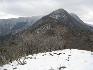 桜峠西側より鈴ヶ岳、鈴北岳を望む。