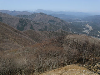 L203鉄塔より狗留尊岳を望む、遠くには伊吹山が見える。