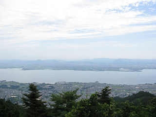伐採地から琵琶湖を望む。
