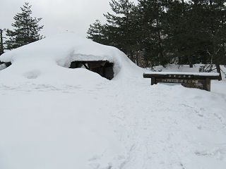 東屋は半分雪に埋もれている。