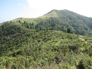 稜線より武奈ヶ岳を望む。