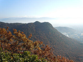 小脇山から太郎坊山を望む。