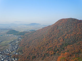 尾根末端から岩戸山を望む。