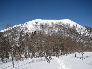 武奈ヶ岳を望む。