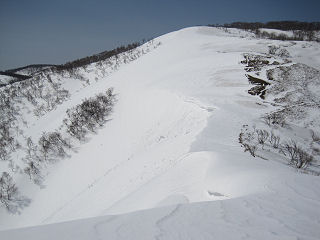 県境尾根の雪庇。