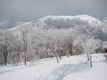 武奈ヶ岳を望む