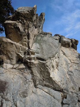 千石岩を見上げる
