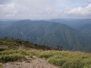 稜線より鎌倉山方面を望む
