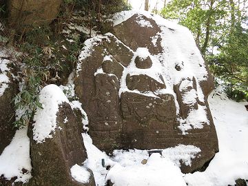 雪化粧した狛坂磨崖仏