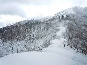 細川越付近の巨大な雪庇