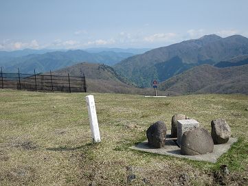 蓬莱山より武奈ヶ岳を望む