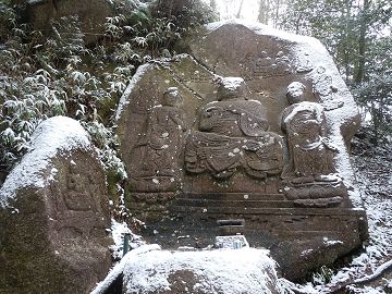 雪景色の狛坂磨崖仏