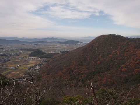 太郎坊山から小脇山を望む