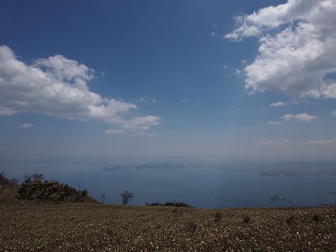 稜線より琵琶湖を望む。