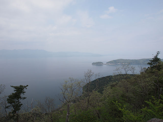 空奏テラスより沖島と琵琶湖を望む。